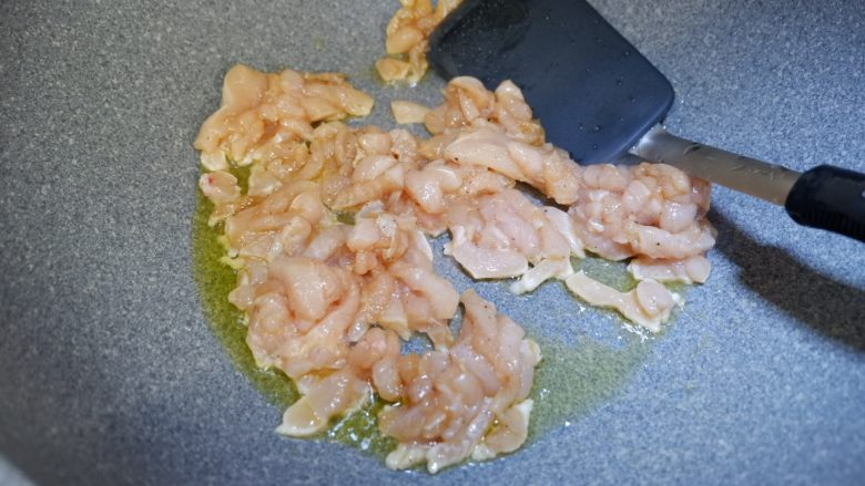 假米饭鸡肉青椒盅,健康减肥,低脂代餐,重新起锅,加入少许橄榄油,放入鸡胸肉。