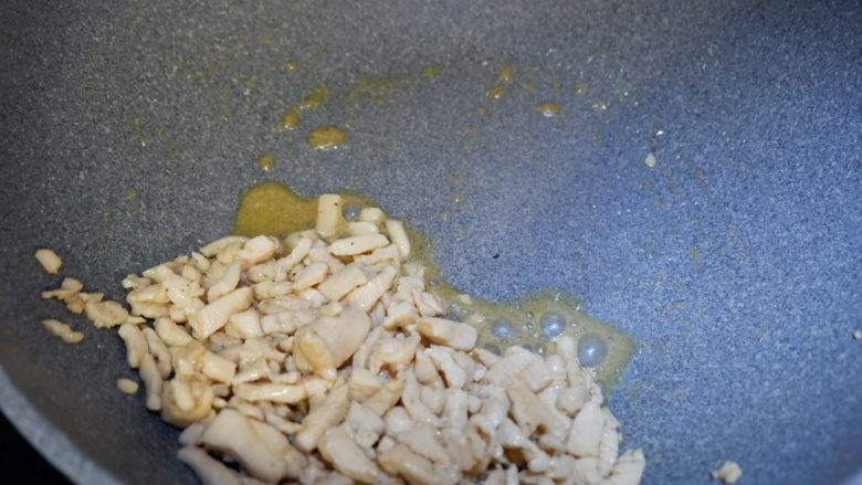 假米饭鸡肉青椒盅,健康减肥,低脂代餐,将鸡胸肉炒至断生后拨到一边。