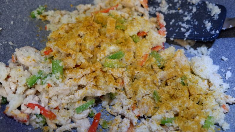 假米饭鸡肉青椒盅,健康减肥,低脂代餐,然后加入之前炒好的菜花碎,少许<a style='color:red;display:inline-block;' href='/shicai/ 10666'>咖喱粉</a>。