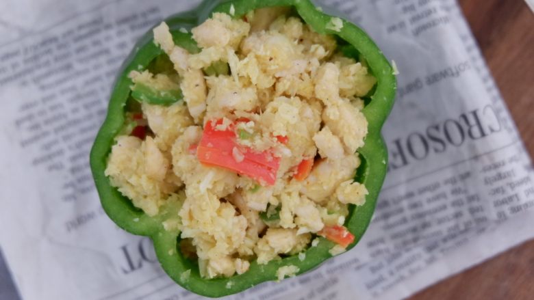 假米饭鸡肉青椒盅,健康减肥,低脂代餐,装入青椒盅里即可。