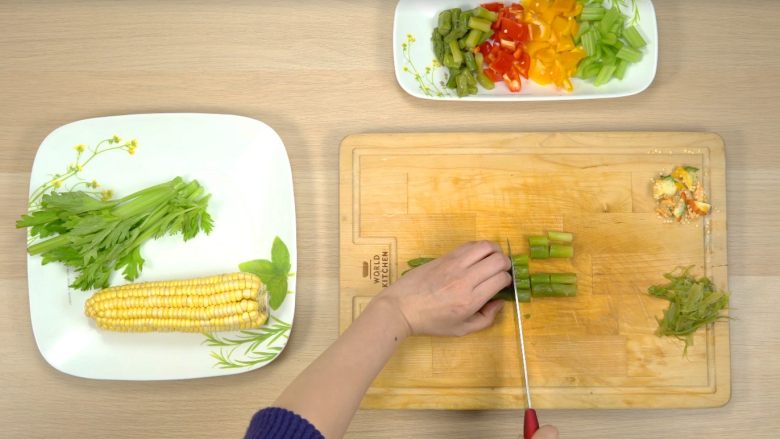 刮油沙拉,<a style='color:red;display:inline-block;' href='/shicai/ 3554'>彩椒</a>切小丁、<a style='color:red;display:inline-block;' href='/shicai/ 122'>芦笋</a>去老皮切段、<a style='color:red;display:inline-block;' href='/shicai/ 500'>玉米</a>剥粒。烧水加半茶匙盐，将蔬菜焯水，过凉沥干水分。