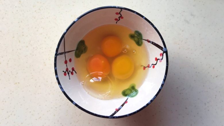 清水出芙蓉+清水炒鸡蛋,<a style='color:red;display:inline-block;' href='/shicai/ 9'>鸡蛋</a>打入碗中,蛋液大约130克左右