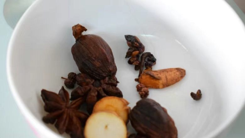 麻辣虾滑,适量油放入白芷,八角等小火熬香,废料取出。倒出一般熬香的油备用。加火锅底料(也可以是豆瓣酱我喜欢火锅底料),葱姜蒜,红辣椒,待红辣椒炒至变色,加青椒炒,加水,烧开后撇去浮末。