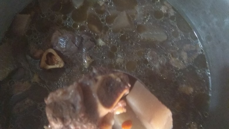 萝卜汤,先加入骨头