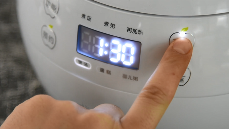 开盖就香气四溢的电饭煲焖猪手,软烂浓郁忍不住大快朵颐!,电饭煲选择“煲汤”模式(或者煮饭模式连续使用两次也行)