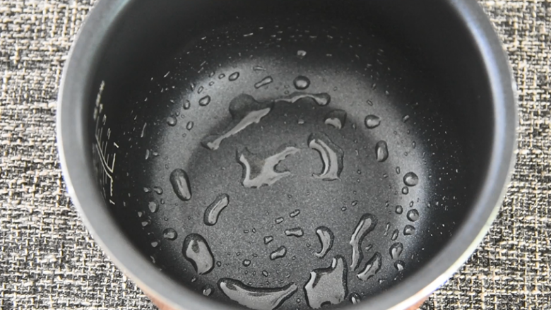 开盖就香气四溢的电饭煲焖猪手,软烂浓郁忍不住大快朵颐!,电饭煲内胆刷一层底油,倒入腌制过的猪手和酱汁。