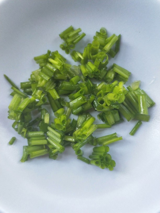 比肉好吃的糖醋小茄块,准备葱花,备用。