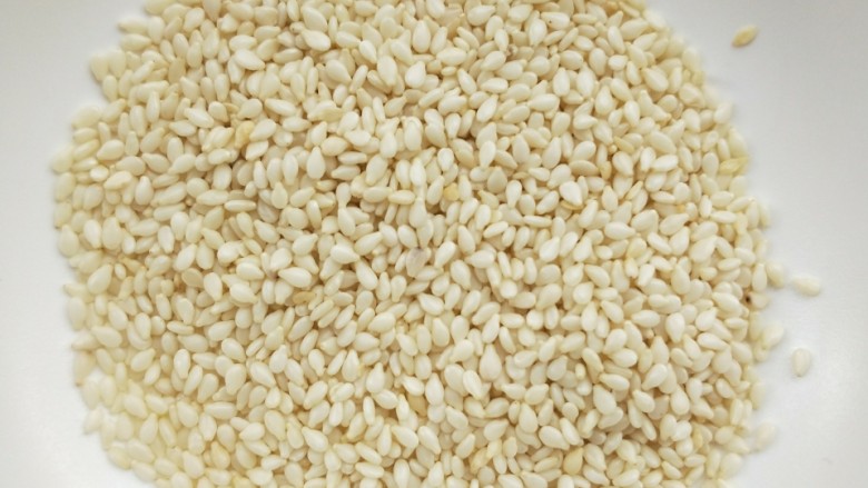 比肉好吃的糖醋小茄块,用不粘锅炒香<a style='color:red;display:inline-block;' href='/shicai/ 678'>白芝麻</a>,备用。