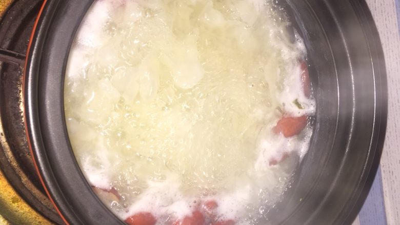 枸杞红枣银耳羹,银耳，红枣一起煮，大约一小时，出现胶质后放枸杞冰糖再煮一会