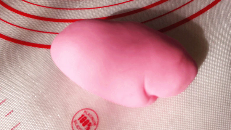 猫爪汤圆,把加入色素的面团揉匀,备用,