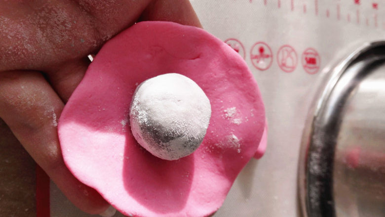 猫爪汤圆,取大小适当的面团先揉成圆球,再按扁,用手指按压边缘使其成为圆盘状,