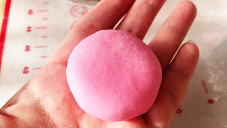 猫爪汤圆,包上适量<a style='color:red;display:inline-block;' href='/shicai/ 4729'>豆沙馅</a>,再稍稍按扁,