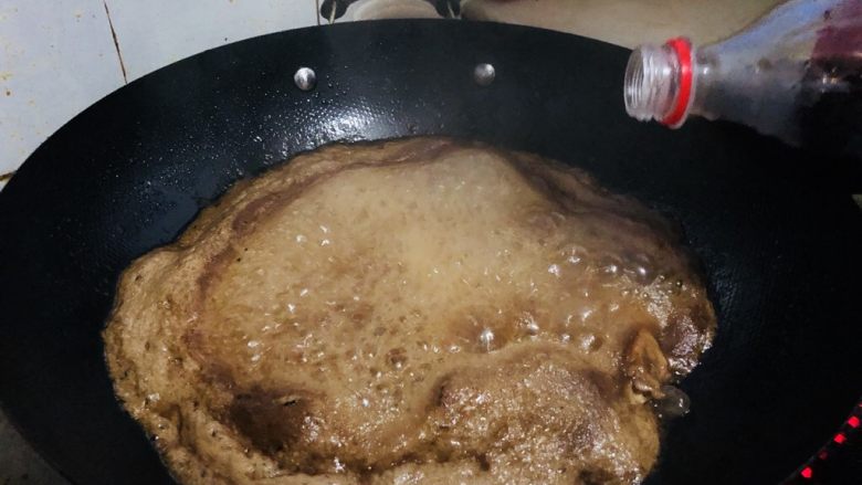 可乐鸡翅,煎好的鸡翅加入姜片蒜末略微翻炒，倒入可乐，刚刚好淹没鸡翅即可，大火收汁。