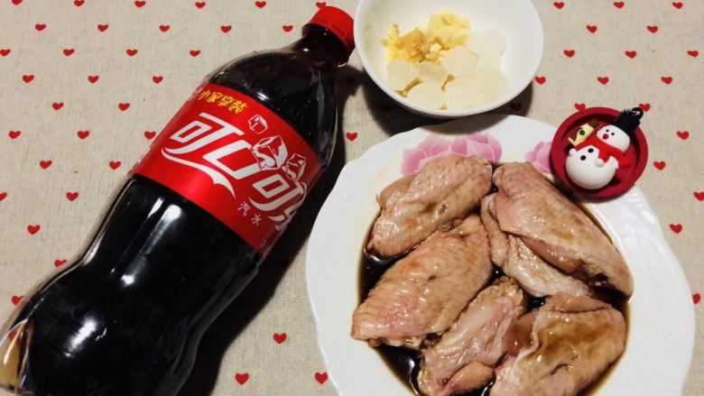 可乐鸡翅,准备食材，鸡翅洗净，控干水分，把鸡翅里面划几刀，方便入味。全部划好后，加入<a style='color:red;display:inline-block;' href='/shicai/ 788'>生抽</a>、<a style='color:red;display:inline-block;' href='/shicai/ 718'>料酒</a>、<a style='color:red;display:inline-block;' href='/shicai/ 721'>蚝油</a>、盐腌制半小时。为了保持卖相更加入味也可以再用牙签戳数个小洞。