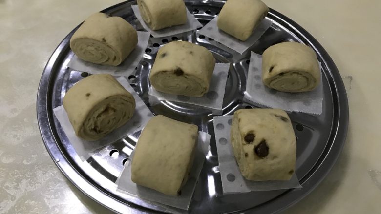 红糖馒头,放入锅中,发酵20分钟。