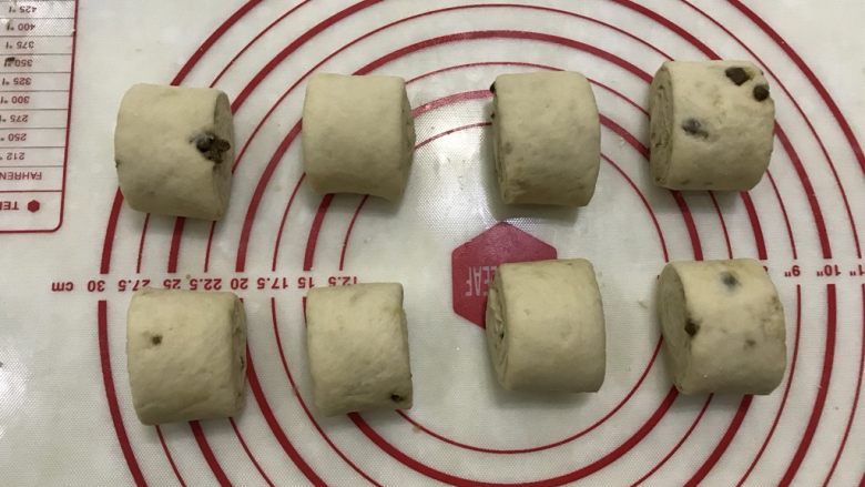 红糖馒头,用锋利的刀,切成均匀小块