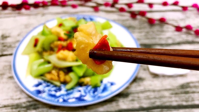 核桃仁炒西芹,核桃仁还是第一次炒着,先尝尝吧,味道棒棒哒😋