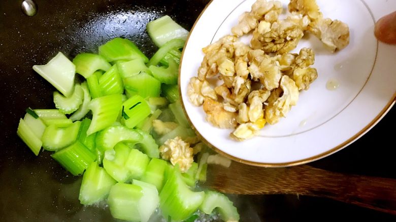 核桃仁炒西芹,西芹颜色变的翠绿时,加入核桃仁翻炒1分钟