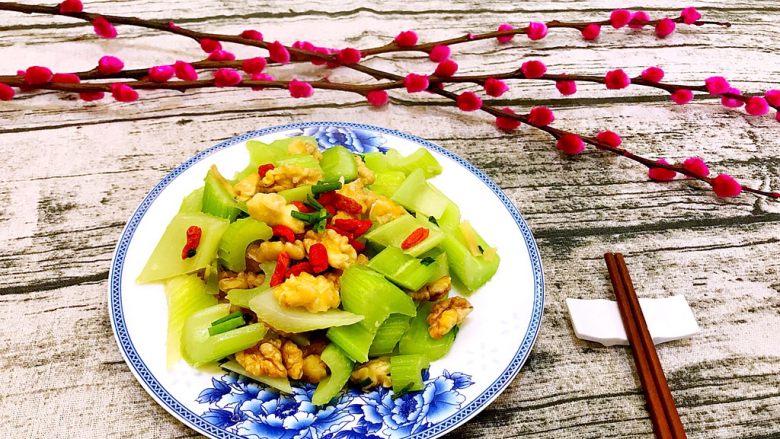 核桃仁炒西芹,色泽鲜艳,味道清爽可口