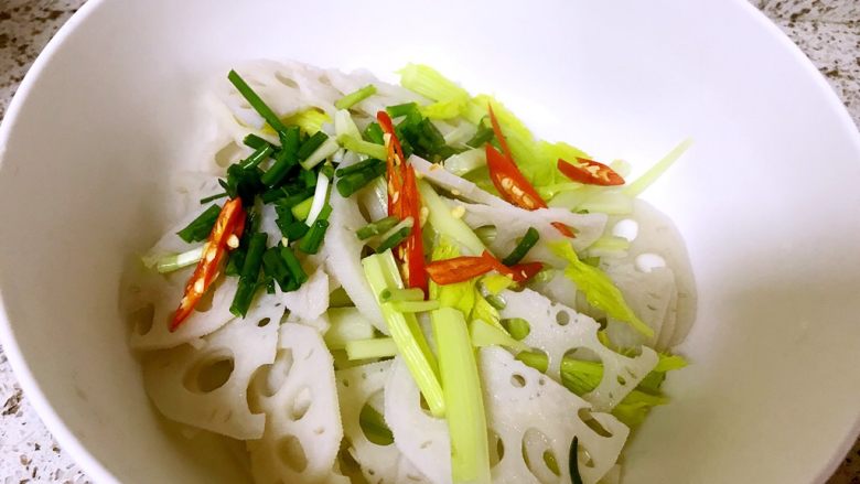 凉拌藕片西芹,捞出沥干水分后放入碗中,加入小葱和辣椒