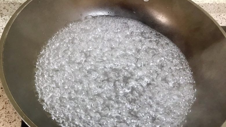 凉拌藕片西芹,锅里放入适量水,烧开