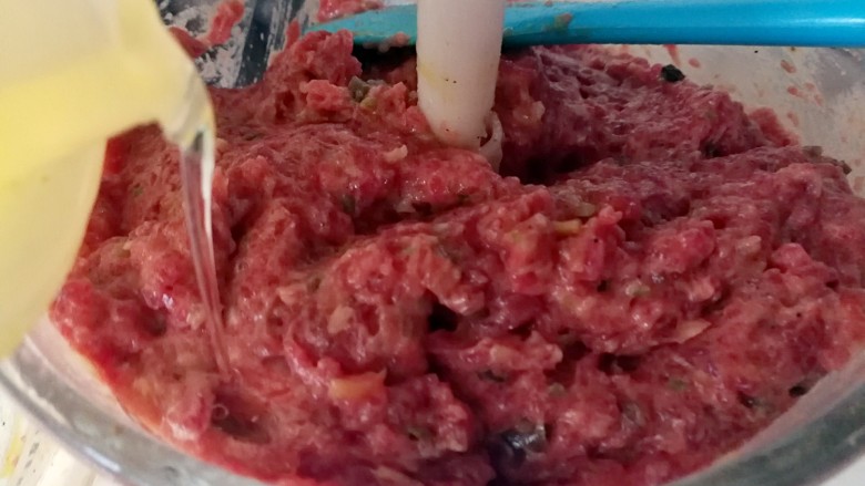 牛肉海参小馄饨,倒入油,继续高速打发一分钟左右