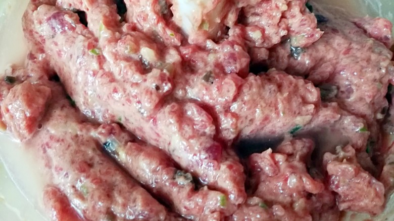 牛肉海参小馄饨,牛肉嫩的秘诀在这里,加入小半碗清水,低速搅打一分钟左右