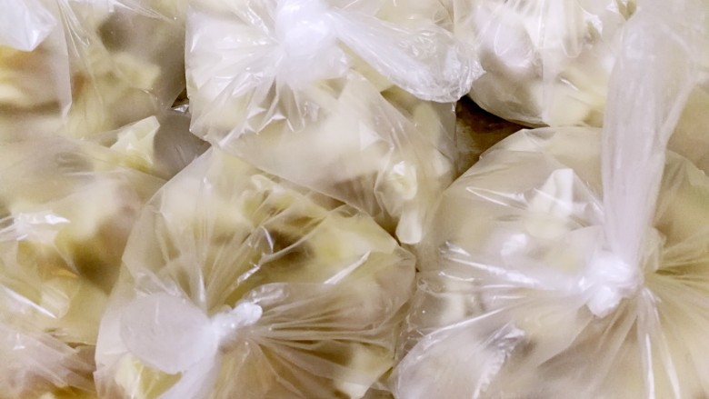牛肉海参小馄饨,按需要用小袋子装好,吃的时候直接拿一包下着吃就可以了😊