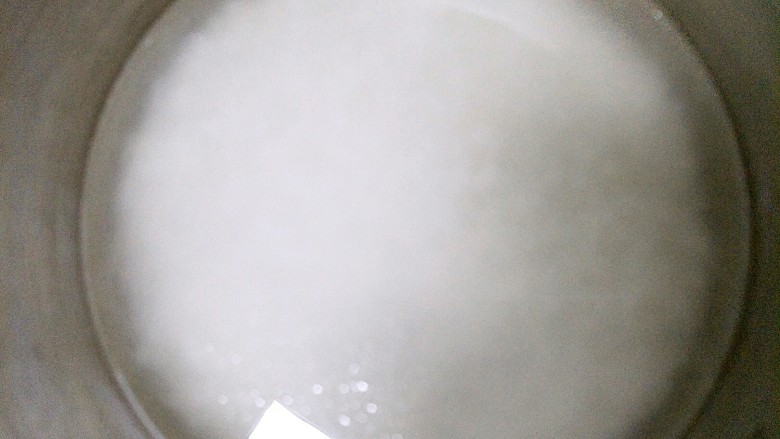 咸口益气补脏皮蛋下火粥,把大米放入锅中,加入水开启煮粥模式