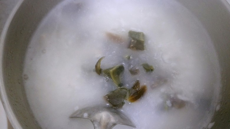 咸口益气补脏皮蛋下火粥,再煮五分钟,出锅前放入皮蛋块