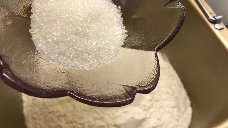 红薯发糕,细砂糖和酵母对角放,按揉面模式