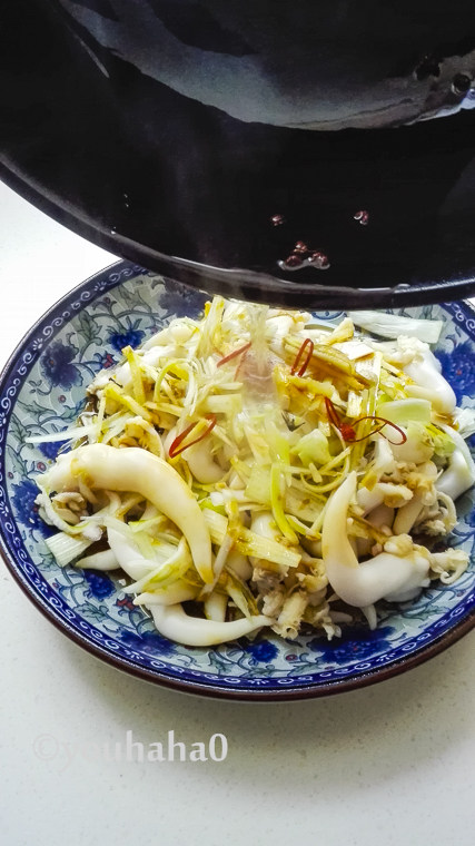温拌鸟贝,待花椒出香味,趁热浇在葱丝上,拌匀即可开吃