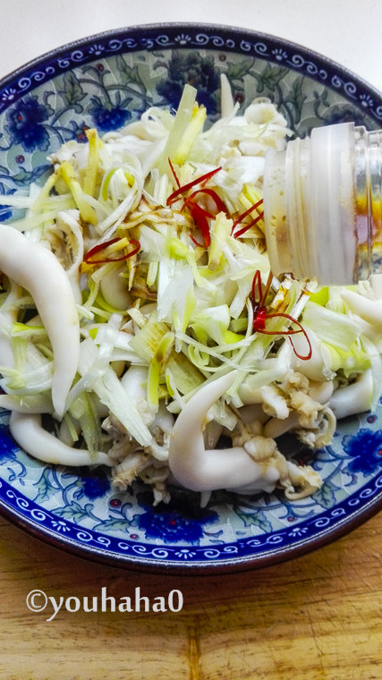 温拌鸟贝,放在鸟贝的上面,干红椒剪细丝放在上面做一下装饰,倒入适量的味极鲜酱油或<a style='color:red;display:inline-block;' href='/shicai/ 788'>生抽</a>