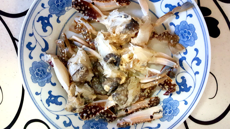 ~粉丝蟹煲,放入盘中,加<a style='color:red;display:inline-block;' href='/shicai/ 718'>料酒</a>,少许盐。