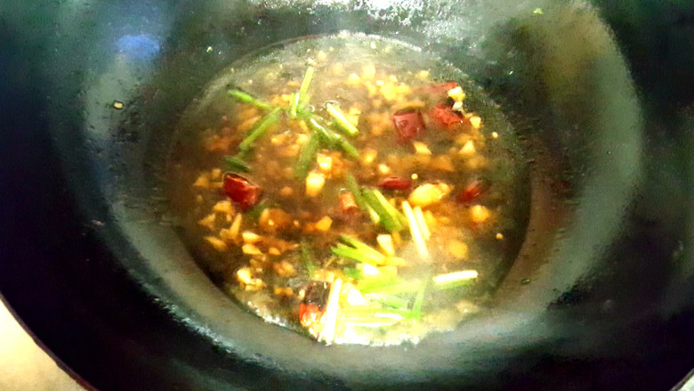 ~粉丝蟹煲,倒上<a style='color:red;display:inline-block;' href='/shicai/ 135324'>生抽酱油</a>,水,烧滚之后放入葱花。