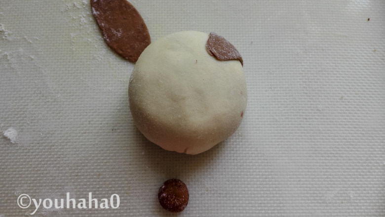 小猪豆沙包,可可面团刷一点点水,粘在豆沙包的上部2端,作为小猪的耳朵