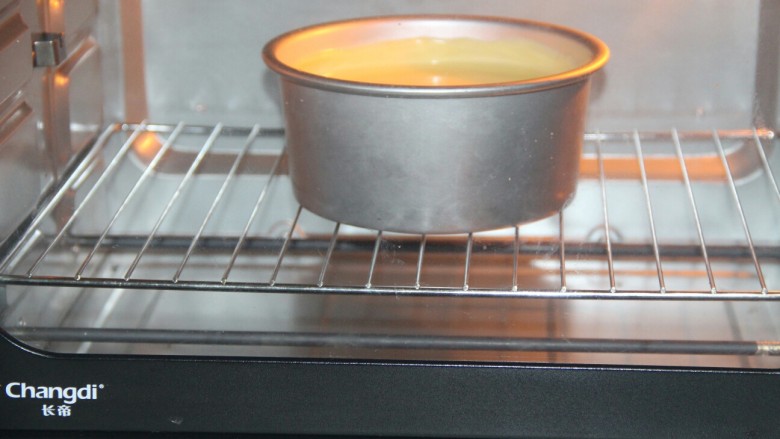 蜜豆蛋糕,烤箱先预热,然后把蛋糕放进去烤,150度上下火,烤一个小时