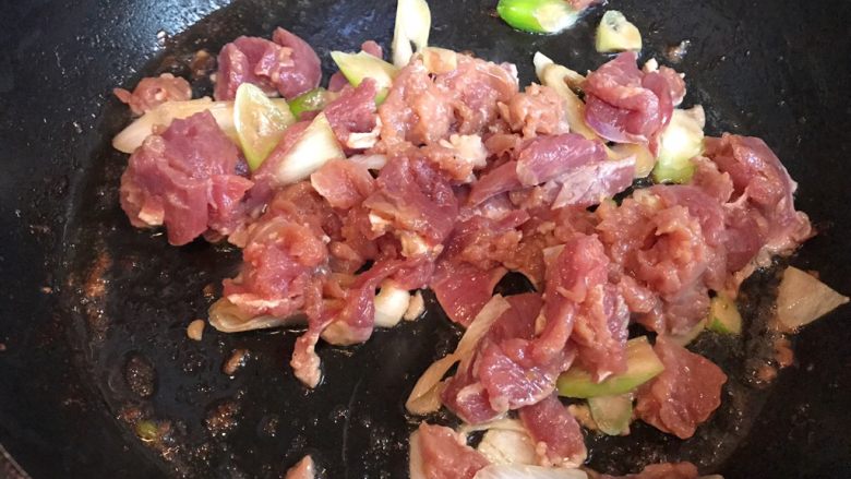 老北京烧饼夹肉,醒发面饼的时候开始炒肉,锅烧热放入少许油,将牛肉倒入