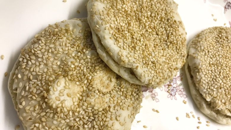 老北京烧饼夹肉,煎熟后用刀从中间切开,加上肉即可