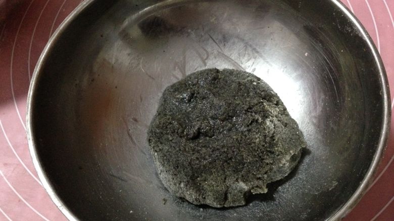 团团圆圆高颜值――
雨花石汤圆,用手抓匀,原料充分混合在一起,成为一个面团,黑芝麻馅就做好了