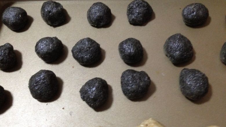团团圆圆高颜值――
雨花石汤圆,将两种馅搓成5一6克一个的小圆球,放入冰箱冷藏备用