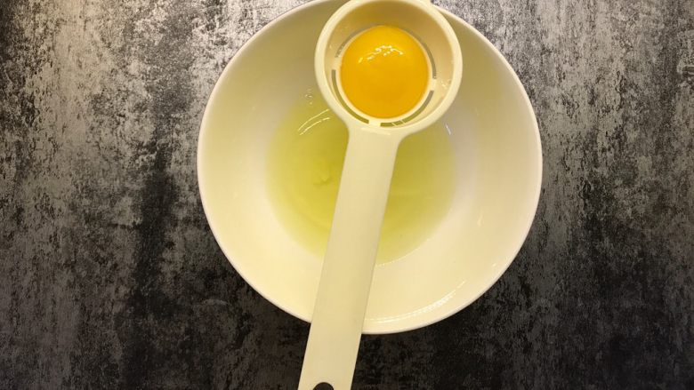 奶油纸杯蛋糕,将蛋黄蛋清分离,提前预热烤箱上下火145度
