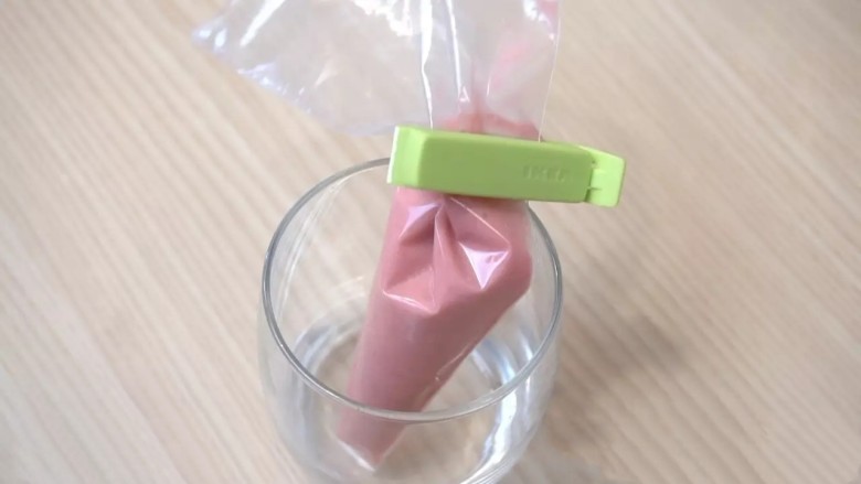 树莓慕斯,粉色树莓面糊装入裱花袋(可以用封口夹把裱花袋口夹起来,操作会方便些),