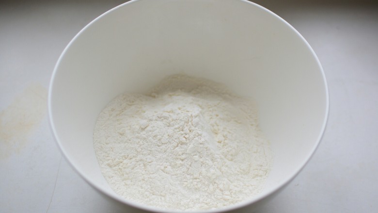 葱油饼,将面粉放在盆中