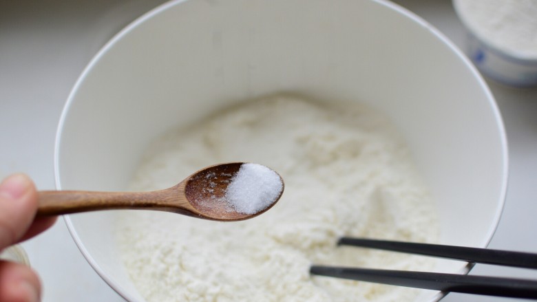 葱油饼,加入少许盐