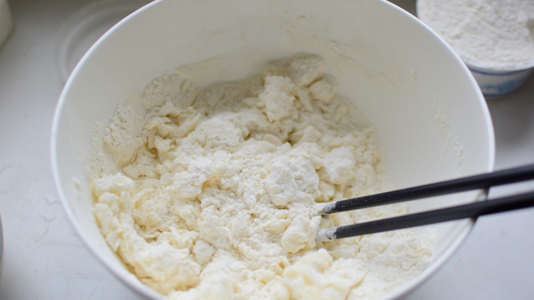 葱油饼,缓慢加入热水,边加热水边搅拌成絮状