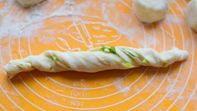 葱油饼,两只手分别抓住两头,想两个方向拧一下