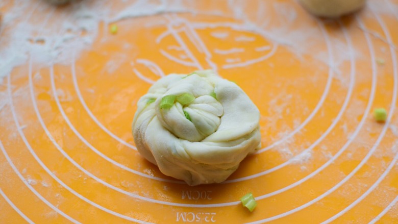 葱油饼,扯起一头,卷起来,把最后的面压在底下