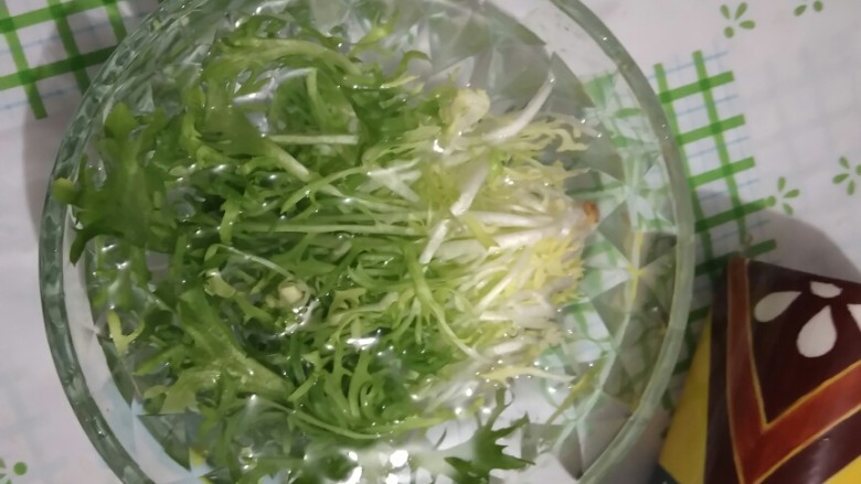 花样吃吐司――早安吐司,清洗<a style='color:red;display:inline-block;' href='/shicai/ 3320'>苦菊</a>,和之前清洗蔬菜的方法一样,现在水龙头下冲一下,再用盐水浸泡。