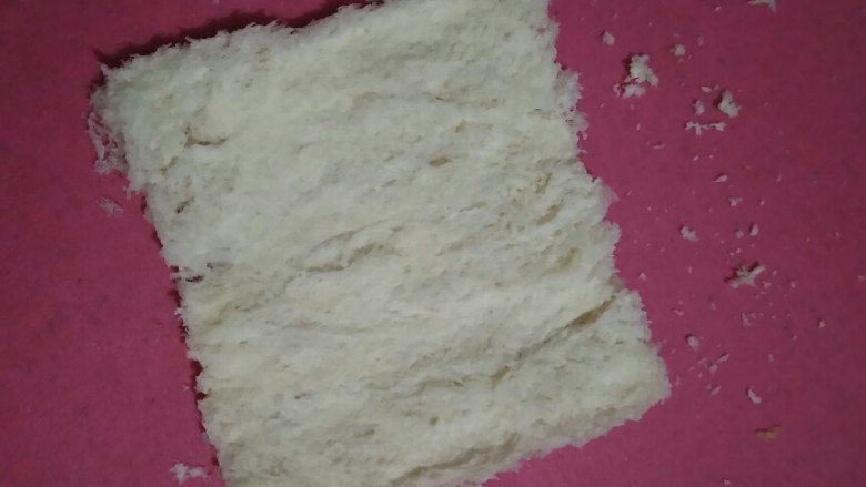 花样吃吐司――早安吐司,借助工具,将吐司内部擀压,我借助的是擀面杖。